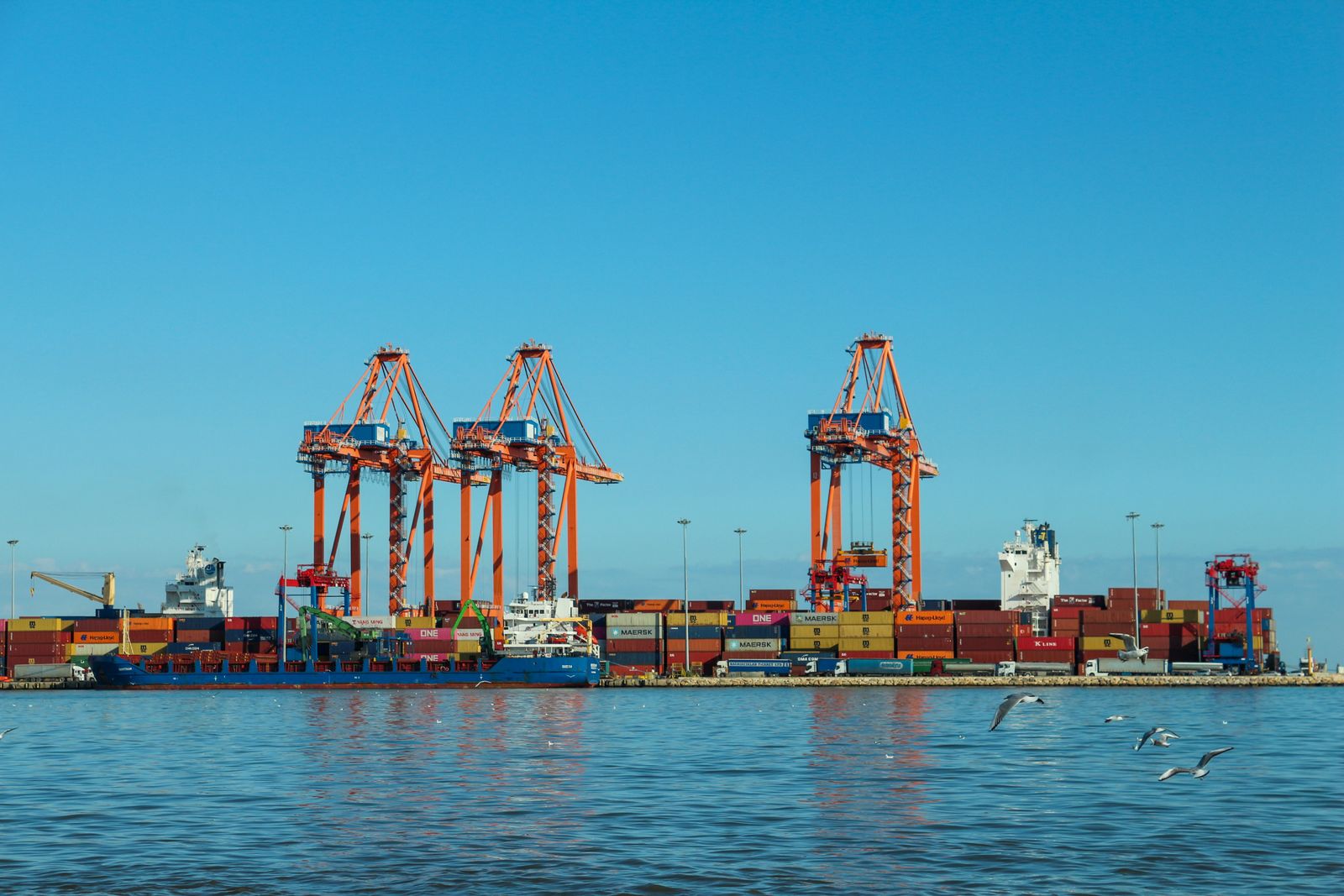 Cảng container với cần cẩu và tàu hàng