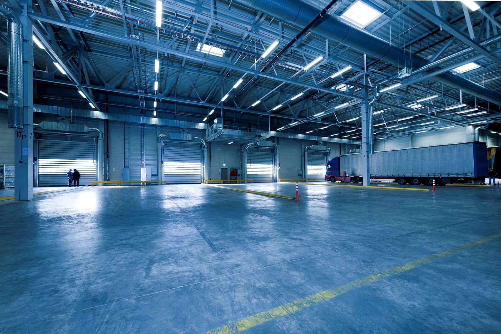 Xe tải đậu trong nhà kho lớn phục vụ logistics