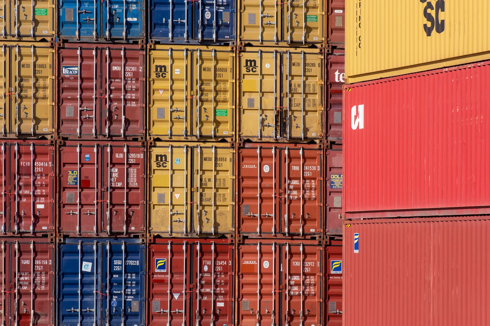 Container nhiều màu sắc xếp chồng phục vụ logistics