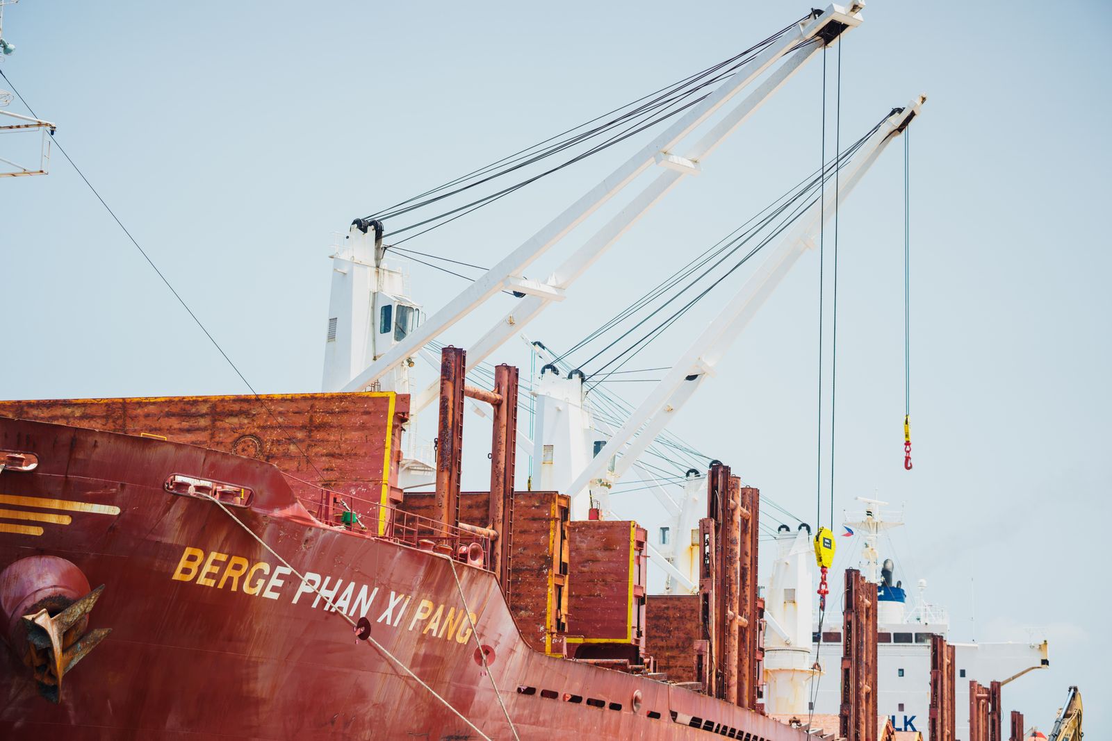 Tàu chở hàng lớn được trang bị cần cẩu bốc dỡ container
