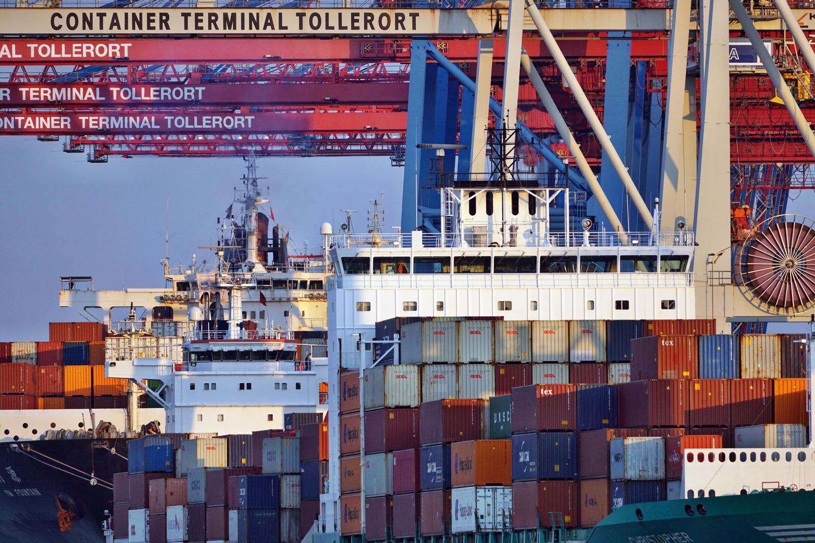 Tàu container cập bến cảng lúc hoàng hôn