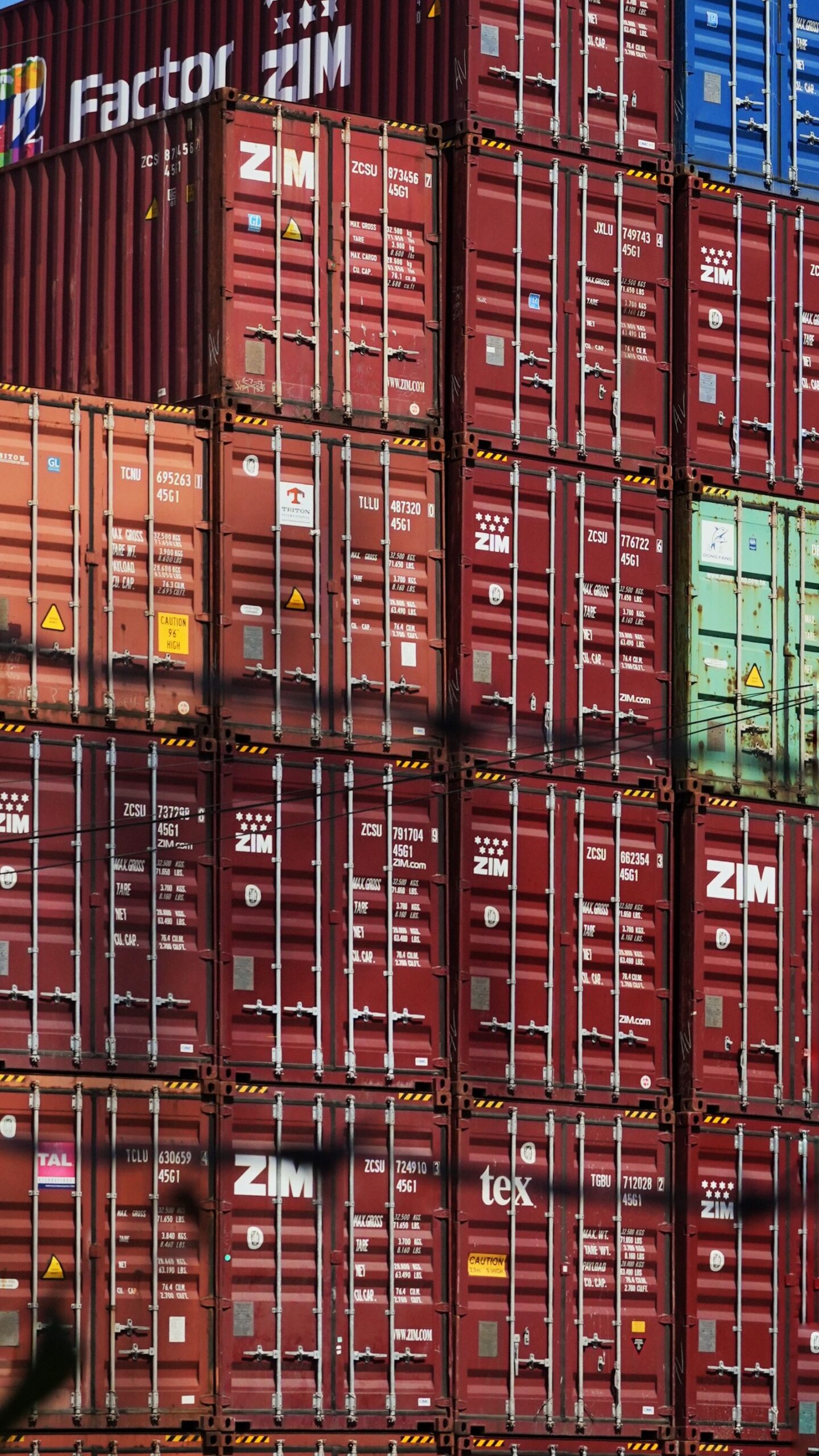 Container xếp chồng nhiều màu tại cảng nhộn nhịp