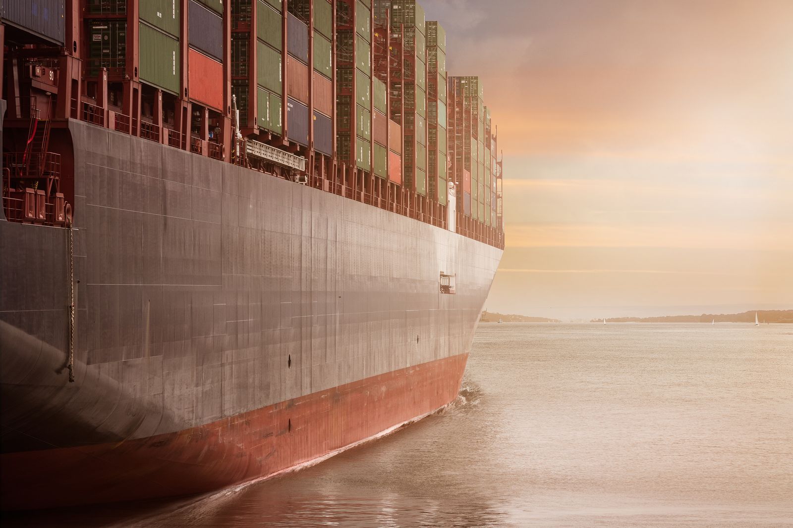 Tàu container khổng lồ di chuyển trên biển lúc hoàng hôn